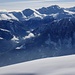 Blick zum Muttner Horn (2401 m), Curvèr Ping da Taspegn (2731 m), Piz Curvèr (2972 m), Piz Forbesch (3262 m; markante v-förmige Scharte) und Piz Platta (3392 m).