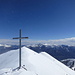 Auf dem Gipfel des Cima della Trosa: Der Föhnsturm sorgt für ein Schneegestöber bei stahlblauem Himmel