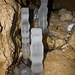 Stalagmiten aus Eis am Höhleneingang.