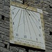 Meridiana sul campanile di Nobiallo con la curiosa didascalia: "Tu ridi perché io son pendente, ma sappi che sto in piedi più di te!!"