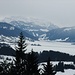 Schwyzer Berge hinter dem gefrorenen Sihlsee.