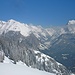 Blick ins Karwendeltal; links die Berge des Mittenwalder Höhenwegs, rechts die Pleisenspitze. Zentral im Hintergrund: Hochkar- und Raffelspitze.