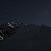 Foto von der Seilbahnstation Col des Gentianes auf 2894m hinuaf zum Gipfel des Mont Forts (3329m) über dem gerade das Sternbild Adler (Aquila) aufgeht.
