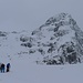 Piz Platta...Eine erwachsene Skitour. Links über die Schneehänge gehts innem rechtsbogen hinauf und rum und hoch...Vorher aber erst wieder 300hm wieder hinunter...