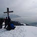 Gipfelbrotzeit - unter der Nebelschicht Kufstein - hinter dem Kreuz der Zahme Kaiser