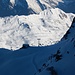 Mont Gond (2670m) und davor die nur im Winter geöffnete Refuge de Tortin (2993m). Die Hütte liegt auf einer Kuppe am östlichen Rand vom gleichnamigen Gletscher Glacier de Tortin.
