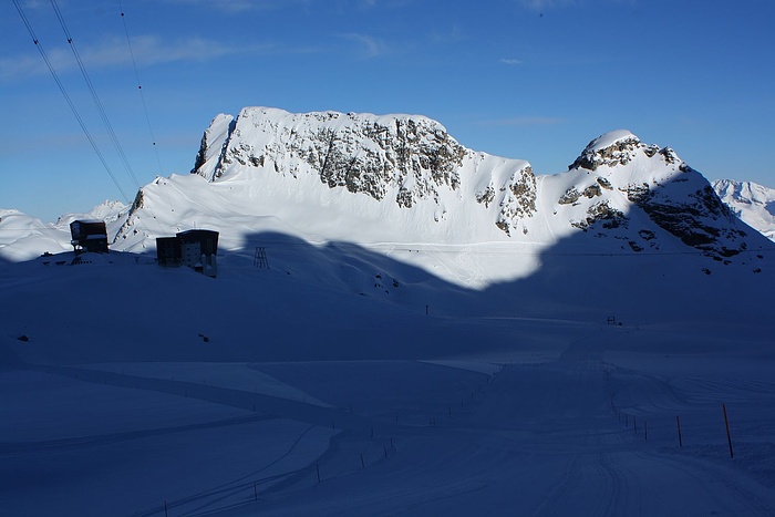 Aussicht vom Glacier de Tortin auf die Seilbahnstationen... [hikr.org]