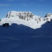 Aussicht vom Glacier de Tortin auf die Seilbahnstationen auf 2894m oberhalb des Col des Gentianes. Darüber sind die Monts de Cion (3041m).