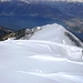 Qui si vede abbastanza bene la via di salita sul versante nord occidentale. La via proviene da sinistra, sbuca sulla cresta e arriva in cima. Oggi questa via non era battuta e la neve in alto era impossibile.