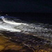 Fotografisches Experiment: Die (vom Ufer angestrahlte) Küste vor Nerja bei Nacht