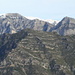 Blick hinüber zu Tajos del Sol (li.) und Almendrón, Ziele für den nächsten Tag. Dahinter der schneebedeckte Navachica, mit 1.832 m der höchste Gipfel der Sierra Almijara