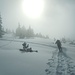 Oben am Rücken isses dann ziemlich grau: Fabian kämpft sich durch Nebel und Schnee gipfelwärts