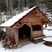 die schmucke Hütte der Holzgemeinde Walden