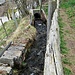 das Wasser der Undra unterhalb der Bahngeleise in Ausserberg