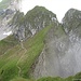 Der Alpinwanderweg verläuft immer hard an der Kante was tolle Aussichten ergibt.