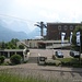 Direkt gegenüber liegt das Hotel Viktoria.