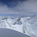 Blick vom Gipfel des Pizzo Barbarera nach Nordosten: Der Nordgrat setzt sich in einem scharfen Grat über La Rossa und Piz Alv fort, dahinter Oberalpstock und Tödi aus (für mich) ungewohnter Perspektive