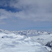 Blick über die Skiarena am Oberalppass zu den Urner Alpen, aus denen sich markant und unverkennbar der Gross Spannort erhebt