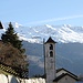 <b>Fissiamo le ciaspole allo zaino e imbocchiamo la stradina che passa a pochi metri dalla chiesa e che sale in direzione di Cleuro. Osserviamo numerosi chalet, per lo più di villeggiatura, in buona parte chiusi.<br />Il nome Dalpe deriva con ogni probabilità da alpe, cosa che il luogo doveva essere in tempi remoti, forse prima o all’inizio del cosiddetto Periodo caldo medievale, quando gli alpeggi sono saliti fin oltre i 2000 m.</b>