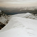 Blick vom Gipfel des Tödi nach Süden. Hinter dem Eisschild des Piz Urlaun verbirgt sich das Val Punteglias.