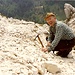 <b>Ricerca di minerali al Passo Vanitt (foto d'archivio del 22.6.1991).<br />L'attuale presidente della Società Mineralogica Ticinese Dr. Athos Simonetti.</b>