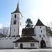 die stattliche Anlage der evangelisch-reformierten Dorfkirche St. Arbogast (Kirchenpatron, Bischof von Strassburg, 6. Jahrhundert) im historischen ...
