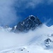 Eine kurze Wolkenlücke offenbahrt die alpine Kulisse