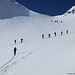 Röbi steigt hinter einer anderen Skitourengruppe zur Gafallenlücke auf.
