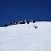Kurz vor uns hat bereits eine Skitourengruppe den Gipfel in Beschlag genommen.