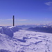 Croce di vetta e panorama verso SO - a destra il Massiccio del Monte Rosa