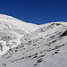 Hartgefrorener Schnee im Aufstieg zum Gipfel, der rechts oben zu erkennen ist