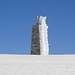 Schnee und Wind haben am Gipfel eine Eis- und Schneeskulptur geformt