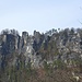Durch diese Felswände verläft die Rahmhanke. Sie beginnt rechts im Bild am markant "eingeschnürten" Klettergipfel "Tiedge".