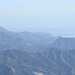 Die küstennahen Berge der Sierra Almijara im Zoom. Am rechten Bildrand in der Mitte der Fuerte