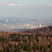 Jeřabina - Ausblick von der Aussichtsplattform, u. a. zum Industriekomplex Záluží (Litvínov/Most) und auf die vom Braunkohletagebau geprägte Umgebung. Am rechten Bildrand ist ein Teil der Stadt Most zu sehen.