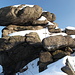 Jeřabina - Nordwestlich der Aussichtsplattform befinden sich einige sehenswerte Felsformationen. 