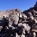Auf diesem Wanderweg ;-) geht's nun rechts um den Felshaufen und danach stetig auf der Bolivianischen Seite hoch. Von Osten gelangt man dann auf den brustförmigen Sairécabur. Sairécabur wird hier lokal daher oft auch la teta (span. für Brust) betitelt.