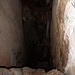 In der Kaminhöhle lauert ein senkrechter Abbruch! Man kann aber sowohl von oben als auch von unten in die Höhle hinein.