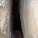 Blick hinab in die Kluft der Punkenhöhle. Sie ist ca. 30 Meter lang.