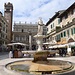 Piazza delle Erbe. Im Zentrum mit einem antiken Brunnenbecken mit der  im 14. Jahrhundert zum Symbol der Stadt gekürten  "Madonna Verona".