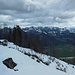 Blick vom nun schneebedeckten Aufstiegsweg zu den Chiemgauer Alpen. 