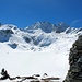 Blick über den zugeschneiten [lake40803 Ober Surettasee] mit Steinmann