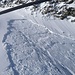 Von mir ausgelöste Schneebrettlawine unterhalb der Chli Längflue auf ca. 3000 m. Wie das Bild schön zeigt wurden auch tiefe, schwache Altschneeschichten mitgerissen. Am unteren linken Bildrand ist zudem gut meine Einfahrtsspur sichtbar. (Foto: Th. Grichting, 3.4.2013)