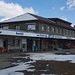 Die Wintersaison ist beendet und der Sommerbetrieb in weiter Ferne. Keine Menschenseele ist bei der Seilbahnstation und dem Bergrestaurant Iltios (1342m) zu sehen.