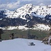 Oben Winter, im Talgrund Frühlingsbeginn, Aussicht von der Alp Stöfeli (1682m) über das Tal von Wildhaus zu den auf den Meter gleich hohen Gipfeln Lütispitz und Schafwisspitz. Beide sind 1987m hoch.
