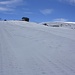 Erst bei den obersten Skiliftmasten erkennt man nach dem langen Aufstieg über das Plateau den verbauten 2262m hohen Chäserrugg Gipfel. Die weitläufige Kuppe rechts auf dem Foto ist der Hinderrugg (2306,3m).