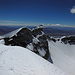 links North Summit (6347m) und rechts North false summit (6344m), beide auf bolivianischer Seite; fotografiert vom [http://images.summitpost.org/original/172596.jpg Northwest summit (real crater summit, 6357m)]