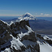 links North summit (6347m) und rechts North false summit (6344m), beide auf bolivianischer Seite; fotografiert vom [http://images.summitpost.org/original/172596.jpg Northwest Summit (real crater summit, 6357m)]