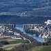 Zoom von der Hochwacht auf die Rheinbrücken von Eglisau mit seinem schmucken Altstädtchen