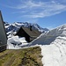 Werk der stürmischen Winterwinde: Über 2 Meter hohe Schneewächten bei den Hütten von Studen